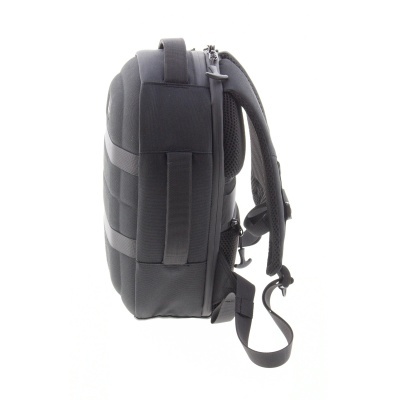 Mochila preta vista lateral com alças acolchoadas e fecho