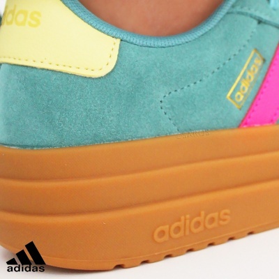 Ténis Adidas em camurça azul turquesa com sola castanha e detalhes rosa e amarelo