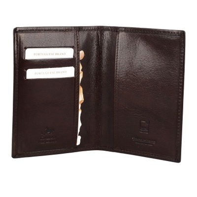 Carteira de couro castanho aberta com cartões e carimbo visível.