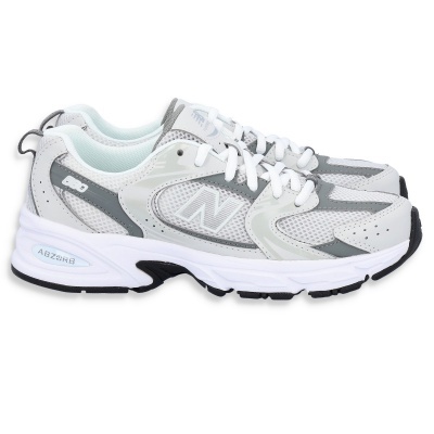 Sapatilhas desportivas brancas e cinzentas com sola branca e etiqueta N