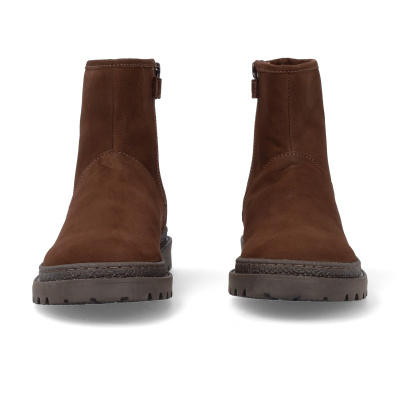 Botas ankle castanhas em pele com sola grossa, vista frontal