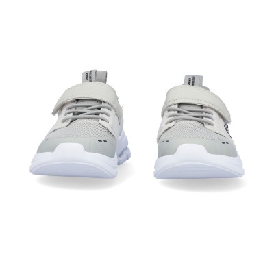 Par de sapatilhas desportivas cinzentas com sola branca e tira de velcro