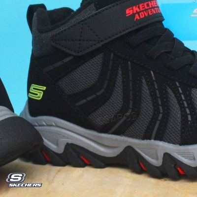 Ténis de caminhada pretos com detalhes cinza e vermelho, sola preta, velcro SKECHERS ADVENTURE
