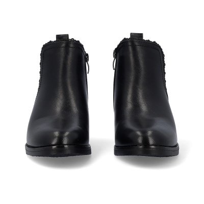 Botins pretos em pele com detalhe decorativo no topo.