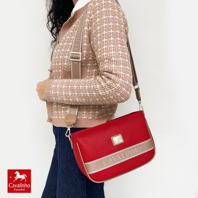 Bolsa de ombro vermelho com faixa bege e logótipo Cavalinho