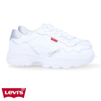 Sapatilhas brancas Levi's com sola grossa e etiqueta vermelha