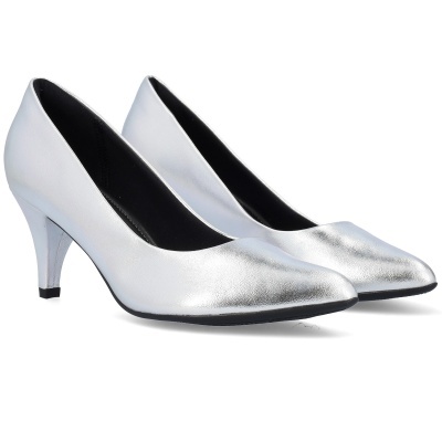 Par de sapatos de salto alto prateados com interior preto