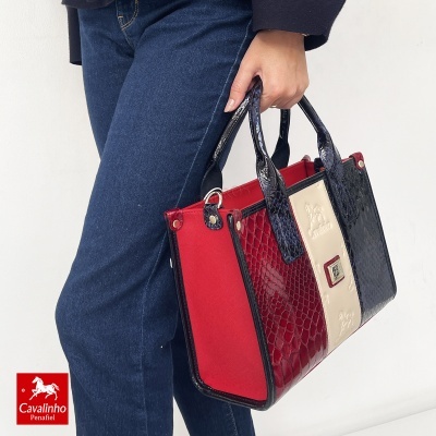 Mala de mão Cavalinho em vermelho, creme e preto com textura tipo pele de cobra e alças pretas