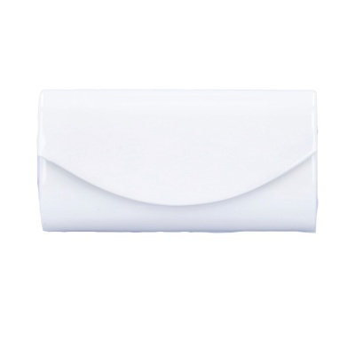 Carteira branca com fecho de aba curvado em fundo branco