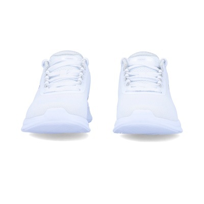 Ténis desportivos brancos em fundo branco