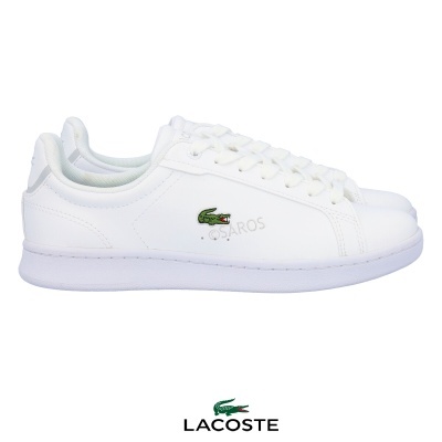 Ténis brancos Lacoste com logo de crocodilo verde na lateral.