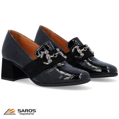 Sapatos de senhora pretos em padrão croco com salto médio e detalhes em metal