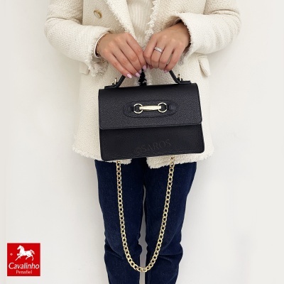 Mala preta de pele com alça curta, corrente dourada e fecho metálico frontal