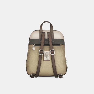 Mochila bege e castanha com padrão geométrico e etiqueta de gato