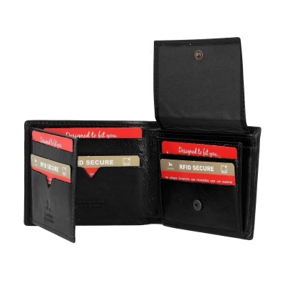 Carteira preta de couro aberta com etiquetas e cartões RFID
