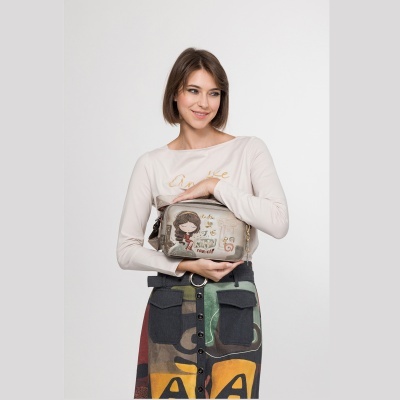 Mala bege com ilustração e texto Anekke