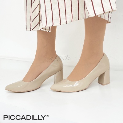 Sapatos femininos de salto alto em verniz bege com saia às riscas
