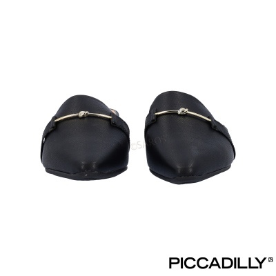 Sapatos mocassim pretos com detalhe metálico e marca PICCADILLY