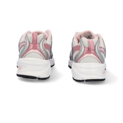 Par de sapatilhas desportivas femininas brancas, rosas e prateadas vista de trás