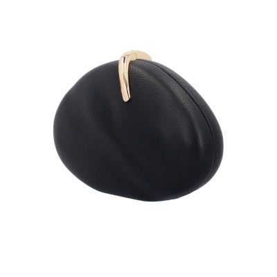 Mala de mão preta oval com fecho dourado