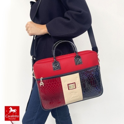 Mala de mão Cavalinho em vermelho, bege e azul escuro com textura de pele de cobra e alça preta