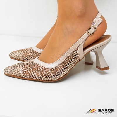 Sapatos de salto alto com padrão de rede em tons bege e branco