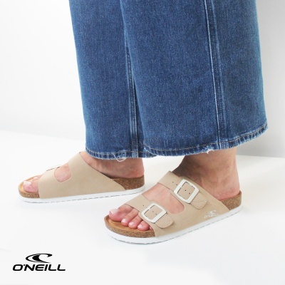 Sandálias bege O'Neill com duas fivelas usadas com jeans azuis.