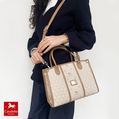 Mala de senhora Cavalinho bege com detalhes em castanho e padrão de cavalos.