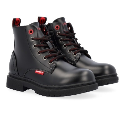 Bota estilo combat preta com detalhes em vermelho e etiqueta LEVIS
