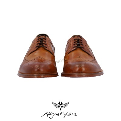 Sapatos de couro castanho com detalhes perfurados e atacadores pretos