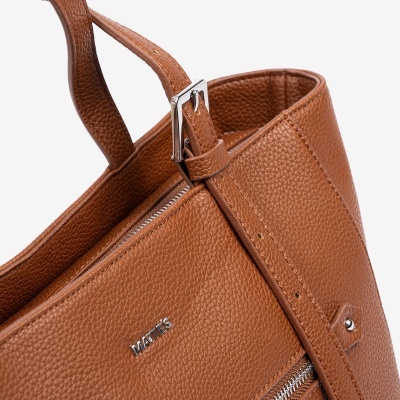 Mala de senhora castanha em pele com fecho metálico prateado e texto 'MALTS'.