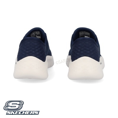 Sapatilhas Skechers azul escuro com sola branca vistas por trás