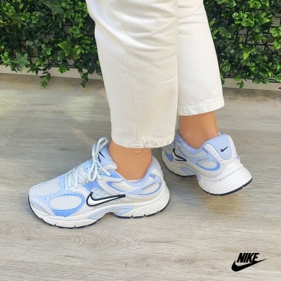 Ténis Nike branco e azul claro com sola branca e logótipo preto