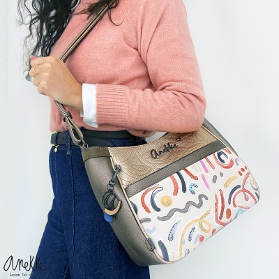 Mala de ombro Anekke com padrão abstrato colorido e detalhes em pele sintética