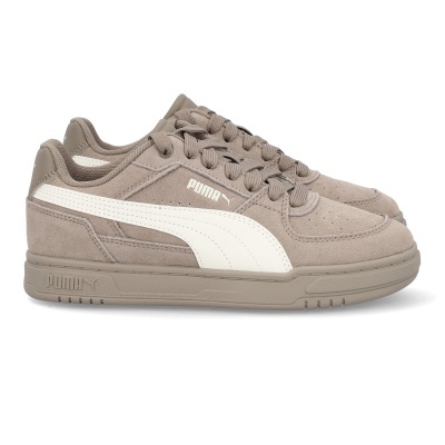 Sapatilhas Puma camurça bege com logótipo branco e sola bege em fundo branco