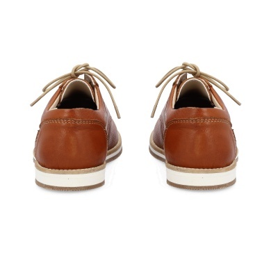 Sapatos castanhos em pele com atacadores bege vistos de trás