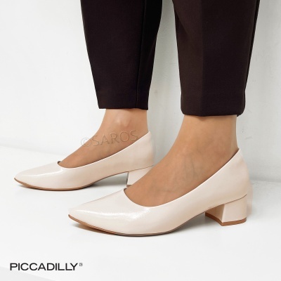 Sapatos de salto médio quadrado bege com brilho e calças pretas