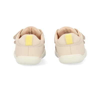 Sapatos infantis bege com detalhes amarelos e sola branca vistos de trás