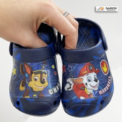 Sapatos infantis azul com desenhos dos personagens Chase e Marshall da Patrulha Canina