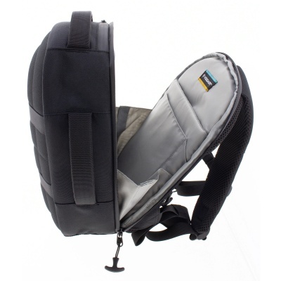 Mochila preta aberta com interior cinzento acolchoado e etiqueta VOGART