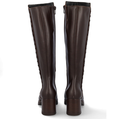 Botas altas castanhas escuras com salto médio largo e botões na lateral