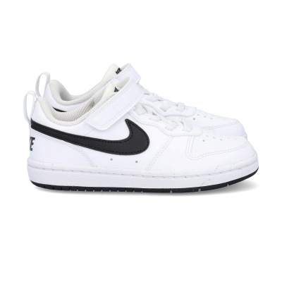 Ténis desportivos brancos com sola preta e logo Nike preto