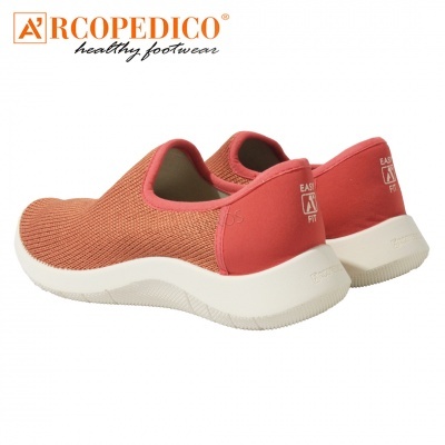 Sapatos desportivos Arcopedico salmão com sola branca e texto EASY FIT no calcanhar