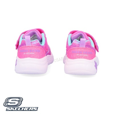Ténis infantis rosa e lilás Skechers vistos de trás com sola branca e fecho de velcro.