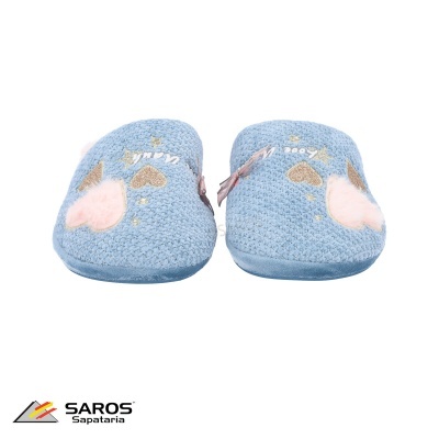 Chinelos de casa azuis com corações em malha sobre fundo branco