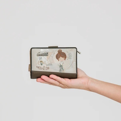 Carteira cinza e castanha com desenho e texto Anekke, segurada por uma mão.