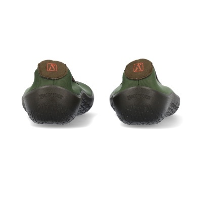 sapatos verdes com sola preta e detalhe castanho