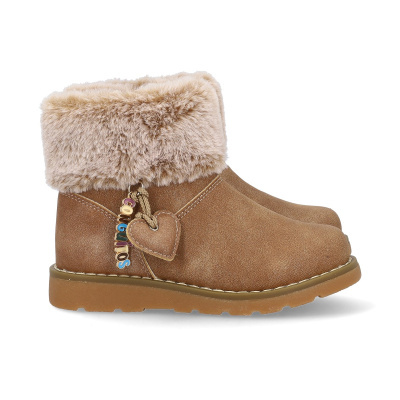 Botas castanhas para criança com pêlo sintético bege na gola e pendente com palavras coloridas