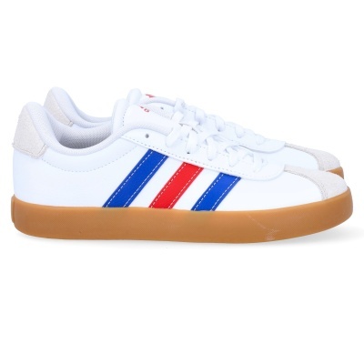 Sapatilhas brancas com riscas azuis e vermelhas e sola castanha clara