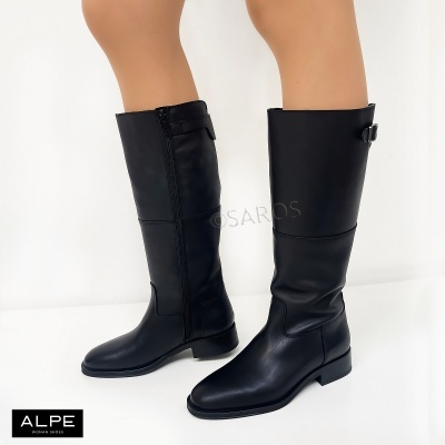 Botas pretas femininas em pele até ao joelho com fecho lateral e fivela